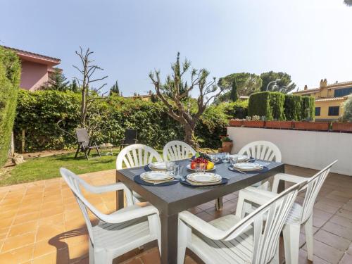 Casa acogedora con jardín privado, cerca de la playa, 3 pisos, garaje y capacidad para 7 personas - HISP-233-554