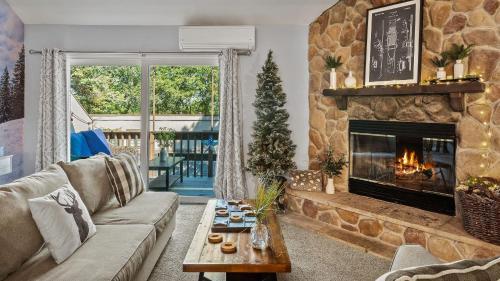 a living room with a couch and a fireplace at Slopeside Escape by AvantStay Walk to Ski Lifts Arcade Games Shuffleboard in Tannersville