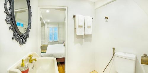 Ein Badezimmer in der Unterkunft Baankachitpan Bangkok Hotel
