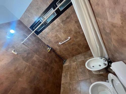 a bathroom with a toilet and a shower stall at Quincho cervecero in San Fernando del Valle de Catamarca