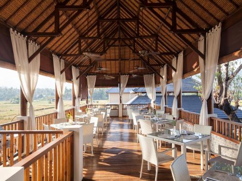 un ristorante con tavoli e sedie su un ponte di The Lovina a Lovina