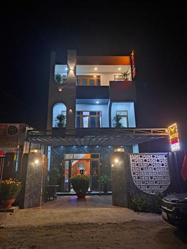 a house with a lit up facade at night at Hotel Hải Âu in Kỳ Trân (1)
