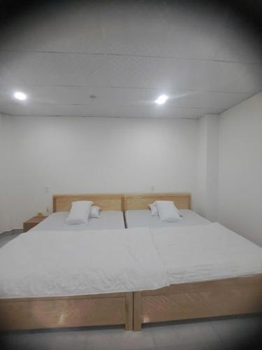 a large white bed with two pillows on it at Hotel Hải Âu in Kỳ Trân (1)