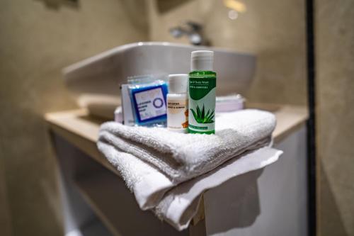 ein Badezimmer mit Waschbecken, Handtuch und Waschbecken in der Unterkunft Hotel Vianta Jaigaon- Near Bhutan Border in Jaigaon