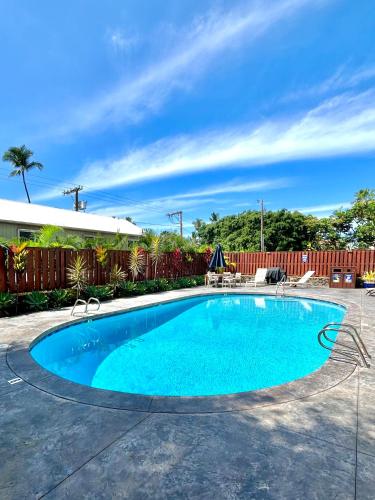 a swimming pool in a yard with a fence at Kona 1br condo on Alii Dr saltwater pool surf sun AC close to magic sands beach in Kailua-Kona