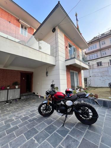 motocykl zaparkowany przed domem w obiekcie zen space w mieście Patan