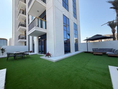 Italian-Design 2BR l Large Private Terrace l Near Marina & Expo City
