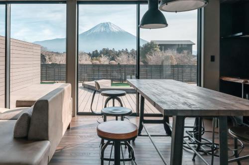 a room with a table and a view of a mountain at なか富士 -Nakafuji- in Fujinomiya