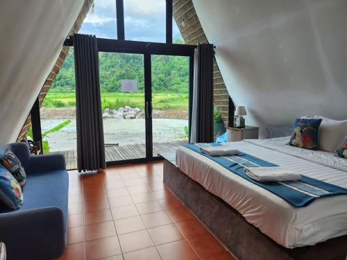 Lova arba lovos apgyvendinimo įstaigoje Angsavanh Resort
