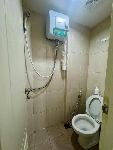 a bathroom with a shower stall with a toilet at Osaka Riverview Apartment PIK 2 in Rawalumpang