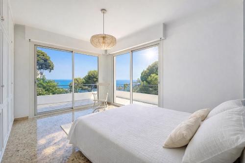 Palmiers et pins face à la mer dans une Villa classée du Cap d Antibes