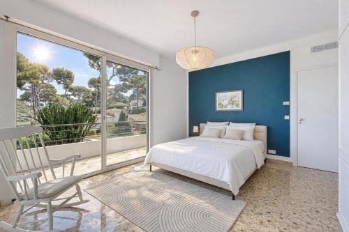 Palmiers et pins face à la mer dans une Villa classée du Cap d Antibes