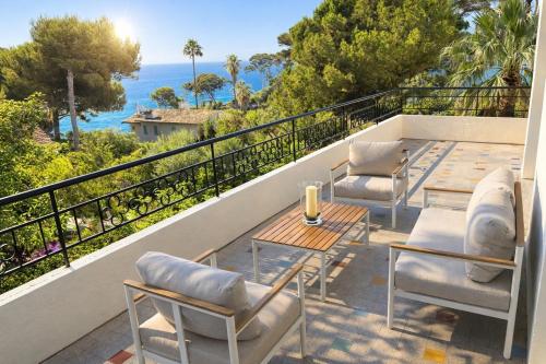 Palmiers et pins face à la mer dans une Villa classée du Cap d Antibes