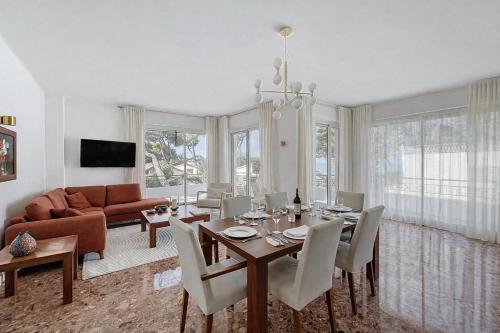 Palmiers et pins face à la mer dans une Villa classée du Cap d Antibes