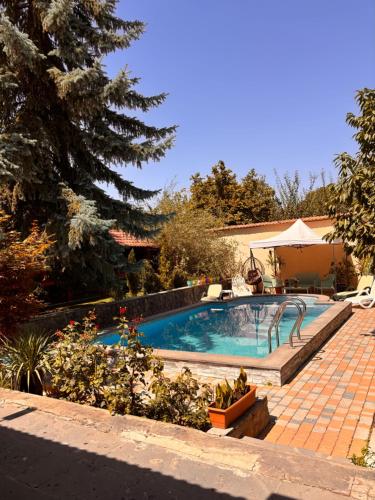 Piscina a Garni Garden o a prop