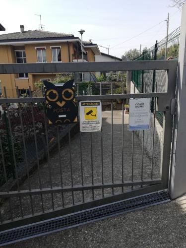 a gate with signs on it with an owl on it at Como Holiday Home Appartamento ideale per famiglie in Como