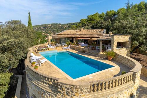 Air-conditioned Provençal country house with pool