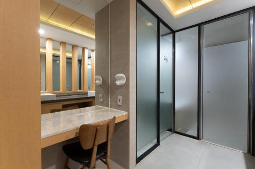 a dressing room with a desk and a chair at 브라운도트호텔 인천 송도 Browndot Hotel Incheon Songdo in Incheon