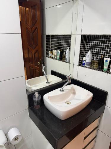 a bathroom with a sink and a mirror at Apartamento com sala e cozinha no morro da saudade in Morro de São Paulo