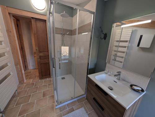 a bathroom with a shower and a sink at Gîte Le Mas du Colombeyras in Espeluche