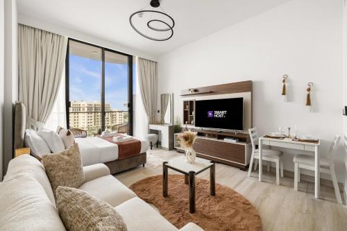 Chic Studio with Balcony & Pool in Oxford Gardens