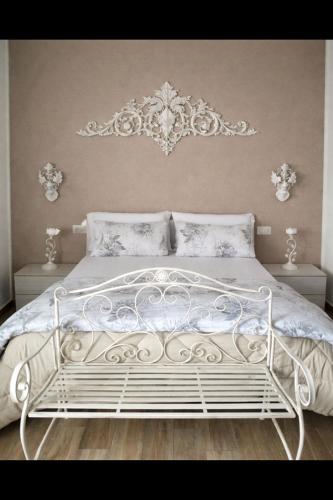 a white bed in a bedroom with two night stands at B&B Nottetempo in Paupisi