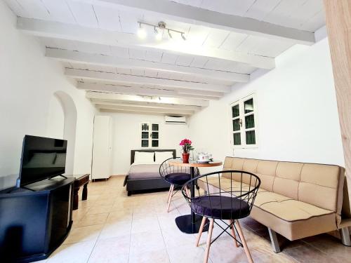 Piccolo Modern Suites - Old Town