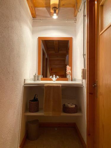 a bathroom with a sink and a mirror at Ca La Pausa in Alpens