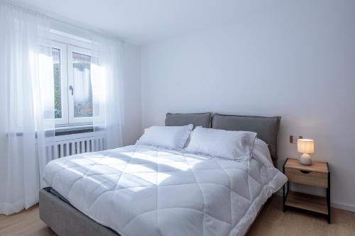 a bedroom with a large white bed with a window at Blanc 4810 in Pré-Saint-Didier