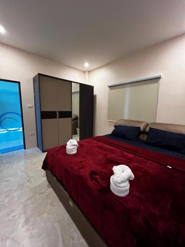 a bedroom with a bed with towels on it at Rimkuan Lakeview in Ban Kham Kom