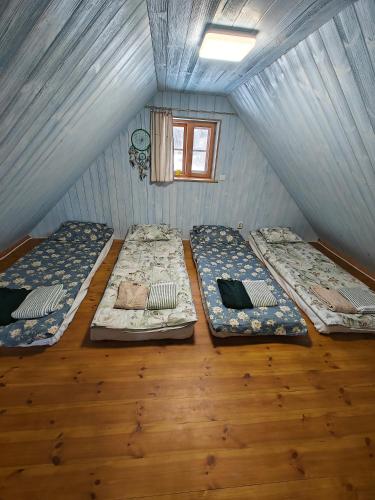 a room with three beds in a house at Vahtramäe saun in Siniküla