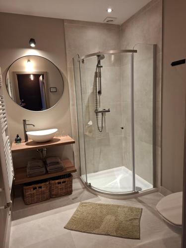 ein Badezimmer mit Dusche und Waschbecken in der Unterkunft B&B Fragaria in Hoogstraten