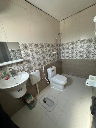 un bagno con lavandino e WC di Blue star inn a Al Ḩamrāʼ