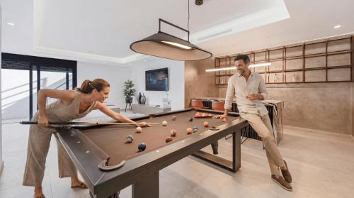 VACATION MARBELLA I Villa La Plage, Luxury Villa, Private Heated Pool, Rooftop Hot Tub, Entertainment Room, Walking Distance to the Finest Beaches