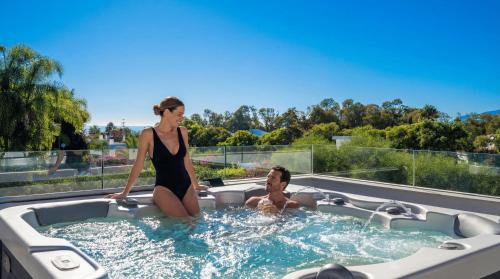 VACATION MARBELLA I Villa La Plage, Luxury Villa, Private Heated Pool, Rooftop Hot Tub, Entertainment Room, Walking Distance to the Finest Beaches