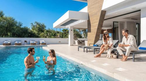 VACATION MARBELLA I Villa La Plage, Luxury Villa, Private Heated Pool, Rooftop Hot Tub, Entertainment Room, Walking Distance to the Finest Beaches
