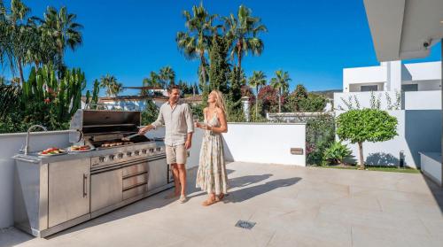 VACATION MARBELLA I Villa La Plage, Luxury Villa, Private Heated Pool, Rooftop Hot Tub, Entertainment Room, Walking Distance to the Finest Beaches