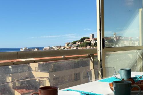 Beautiful 2-bedroom apt - sea and city view