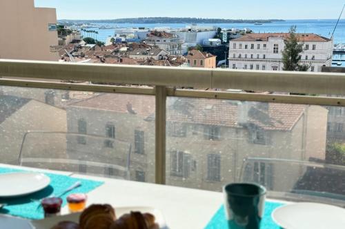 Beautiful 2-bedroom apt - sea and city view