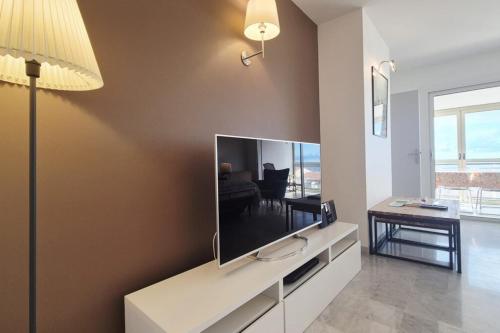 Beautiful 2-bedroom apt - sea and city view