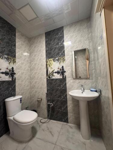 ein Badezimmer mit Toilette und Waschbecken in der Unterkunft Bakapart L7 in Baku