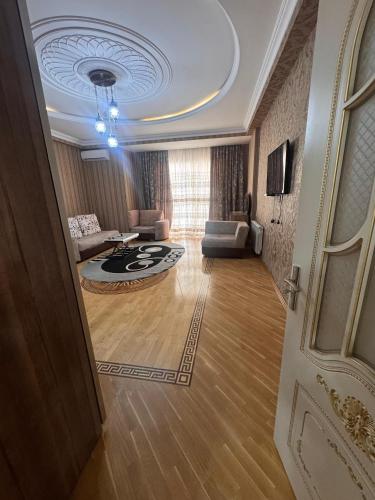ein Wohnzimmer mit Sofa und Tisch in der Unterkunft Bakapart L7 in Baku