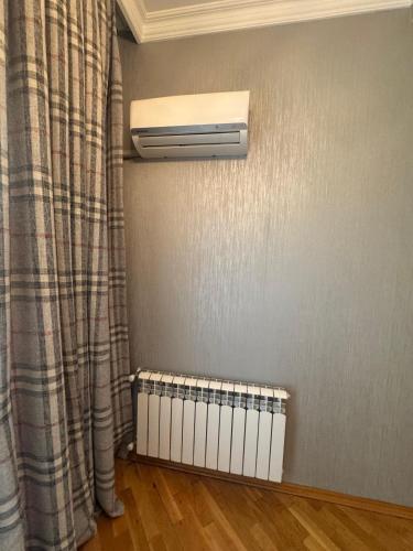 ein Zimmer mit Heizkörper und Klimaanlage in der Unterkunft Bakapart L7 in Baku