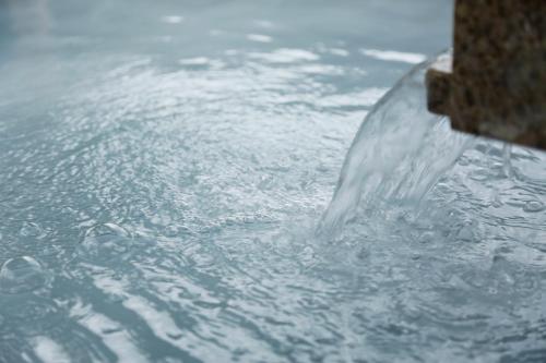a close up of water coming out of a fountain at Hotel Tokinoza in Kihokucho