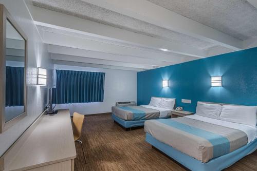 Katil atau katil-katil dalam bilik di Motel 6-Kokomo, IN
