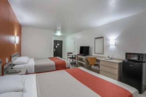 En eller flere senge i et værelse på Motel 6-Pasadena, TX
