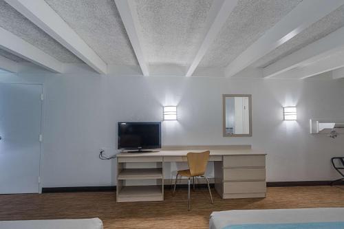 Televisyen dan/atau pusat hiburan di Motel 6-Kokomo, IN
