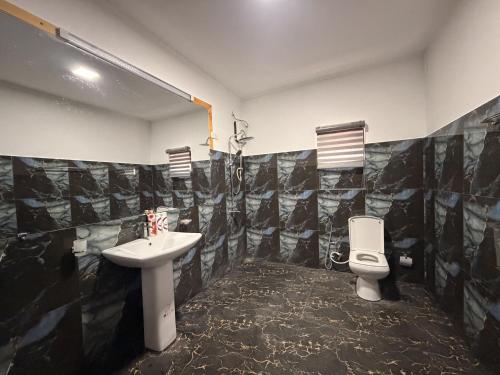 a bathroom with a white toilet and a sink at Sylvan Crest Ella in Ella