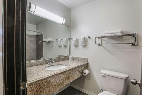 Motel 6-Pasadena, TXにあるバスルーム