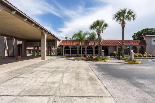 an empty parking lot in front of a building with palm trees at Motel 6-Spring Hill, FL - Weeki Wachee in Weeki Wachee